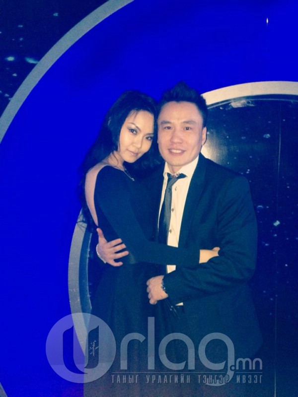 Хөтлөгч Р.Нямбаяр болон Мисс Ганболор нарын зурагнаас